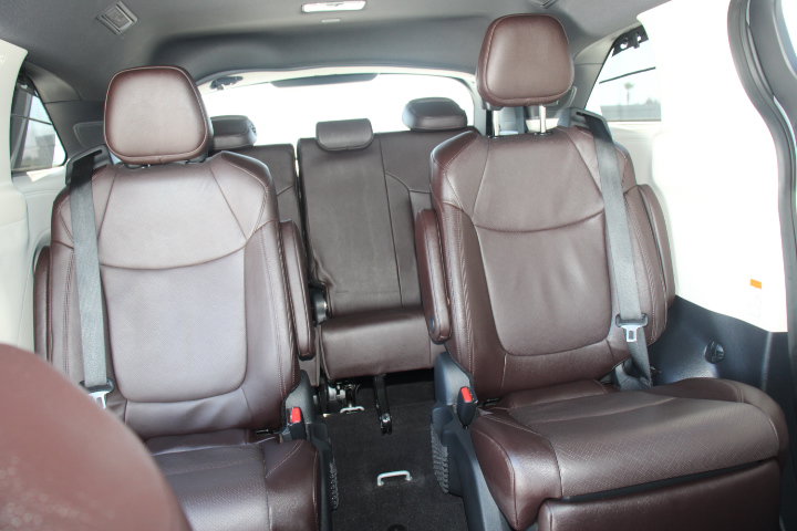 Certified 2024 Toyota Sienna Platinum FWD image 23