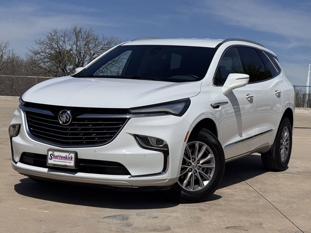Used 2024 Buick Enclave Essence image 2