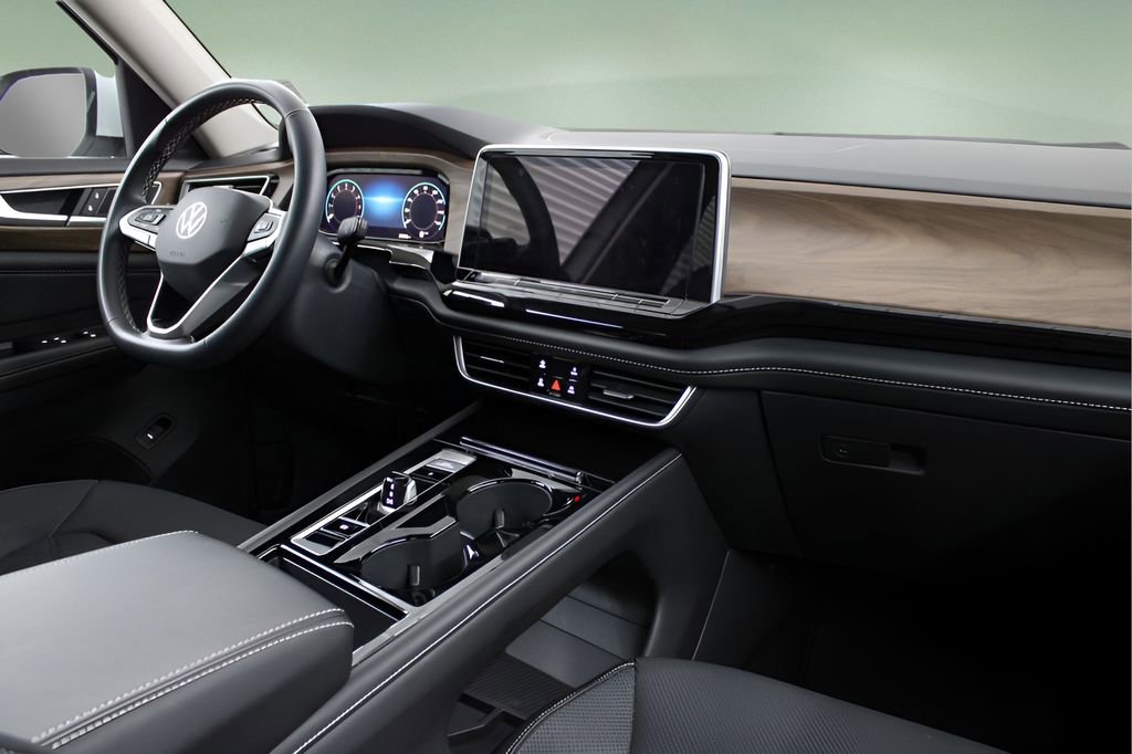 Used 2024 Volkswagen Atlas SE w/ Black Wheel Package FWD image 18
