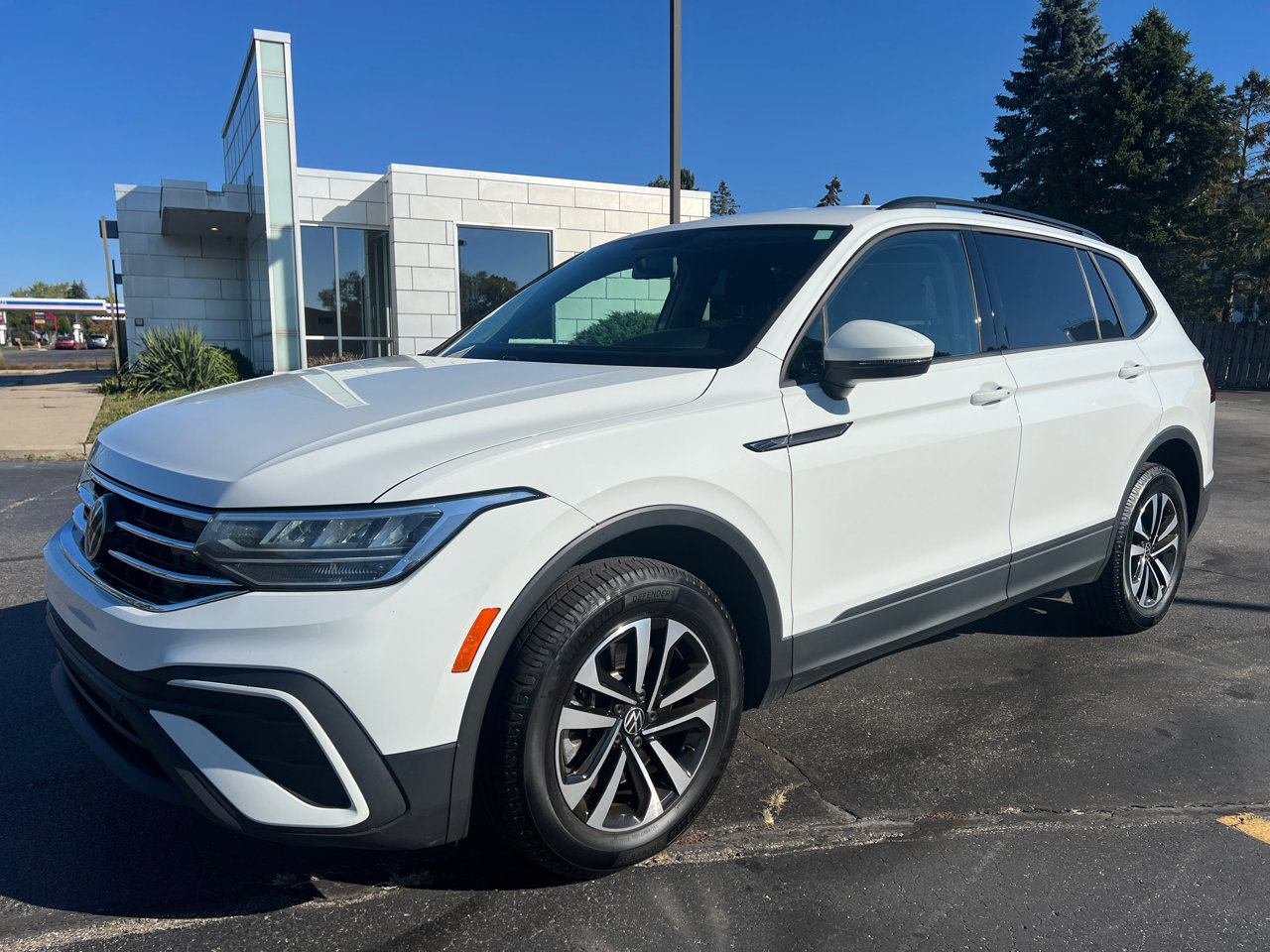 Used 2022 Volkswagen Tiguan S image 2