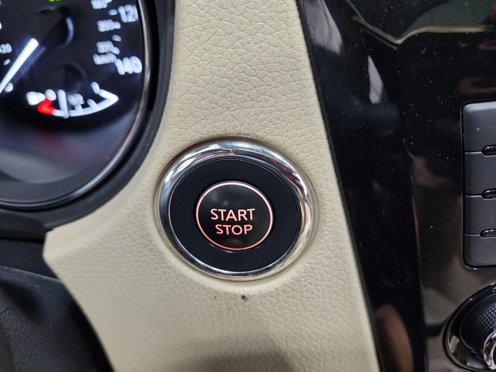 Used 2018 Nissan Rogue SV w/ Premium Package AWD/4WD image 20