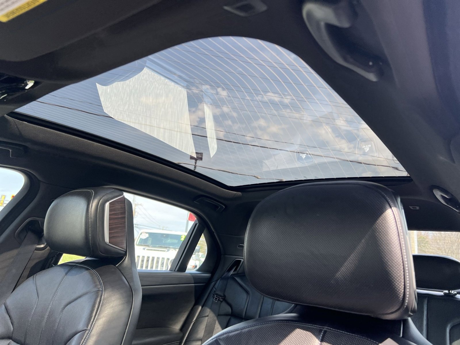 Used 2023 BMW 760i xDrive image 23