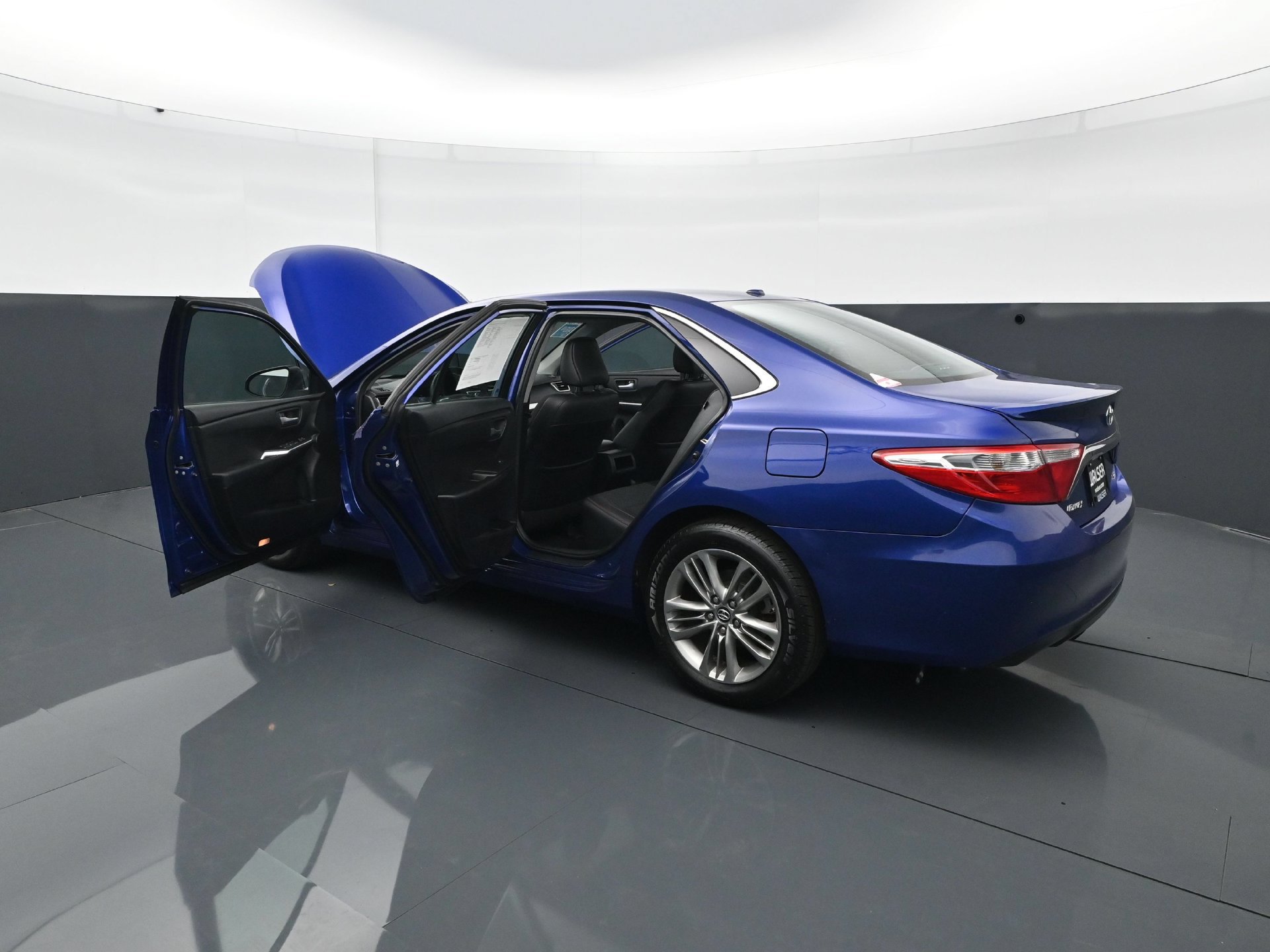 Used 2016 Toyota Camry SE w/ Moonroof Package FWD image 38