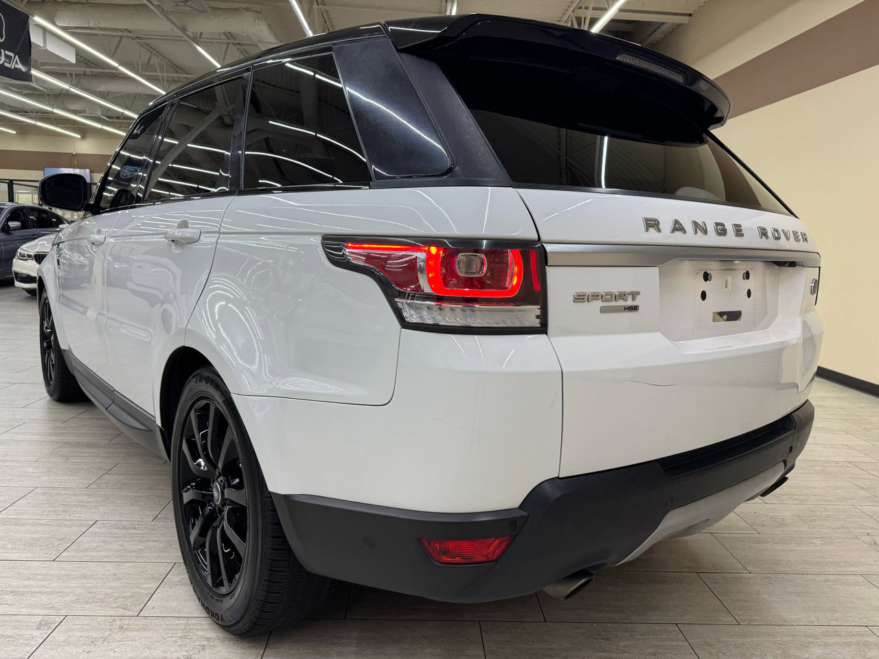 Used 2017 Land Rover Range Rover Sport HSE image 7