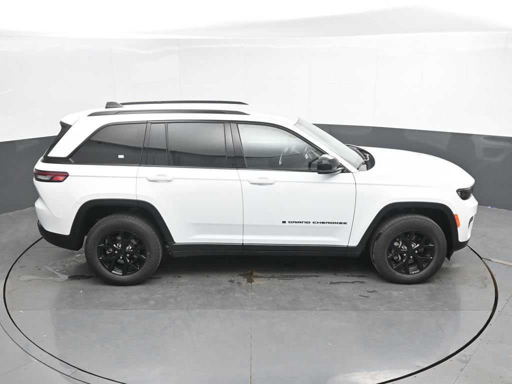 Used 2025 Jeep Grand Cherokee Altitude AWD/4WD image 30