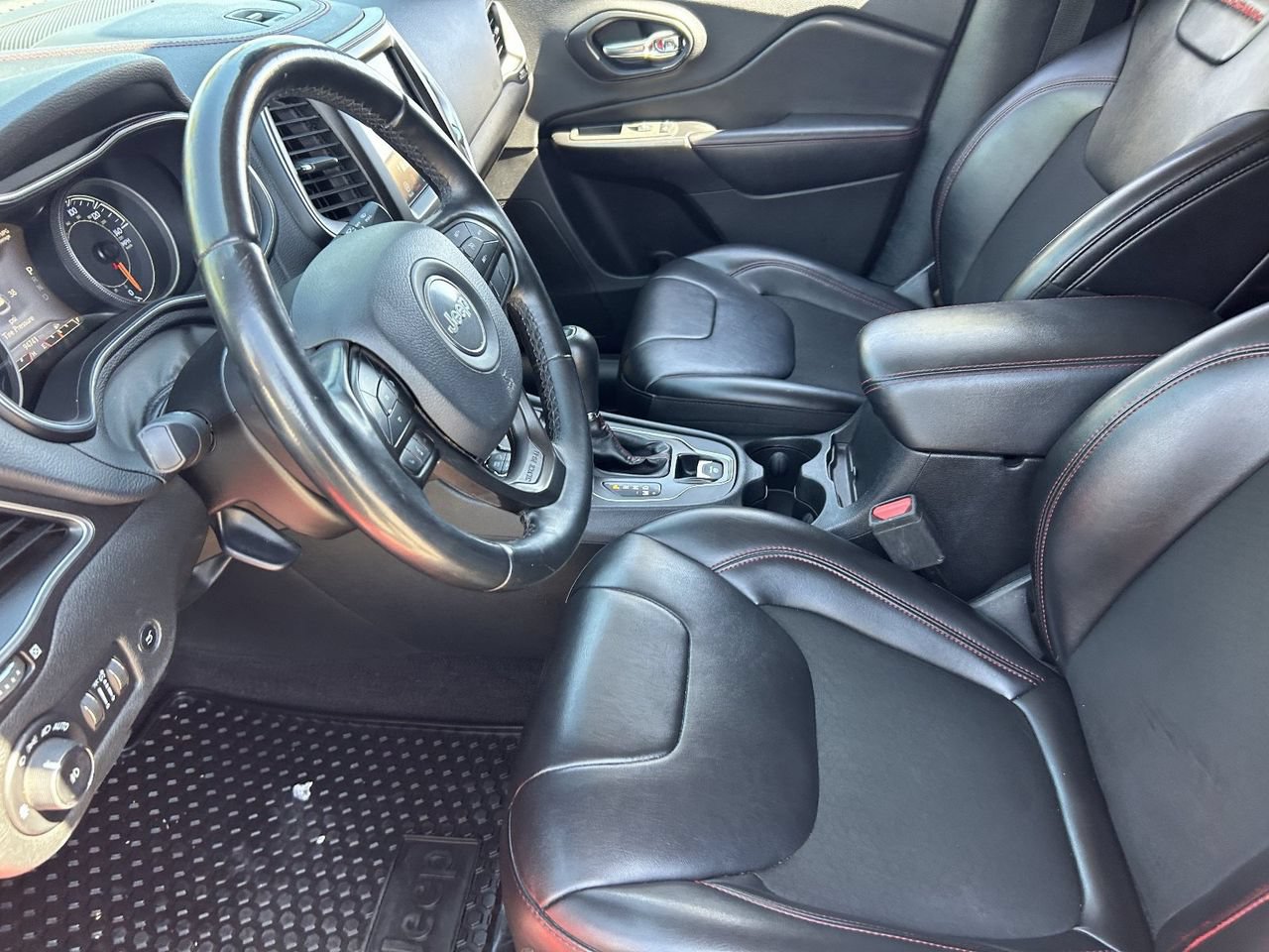 Used 2019 Jeep Cherokee Trailhawk w/ Comfort/Convenience Group AWD/4WD image 27