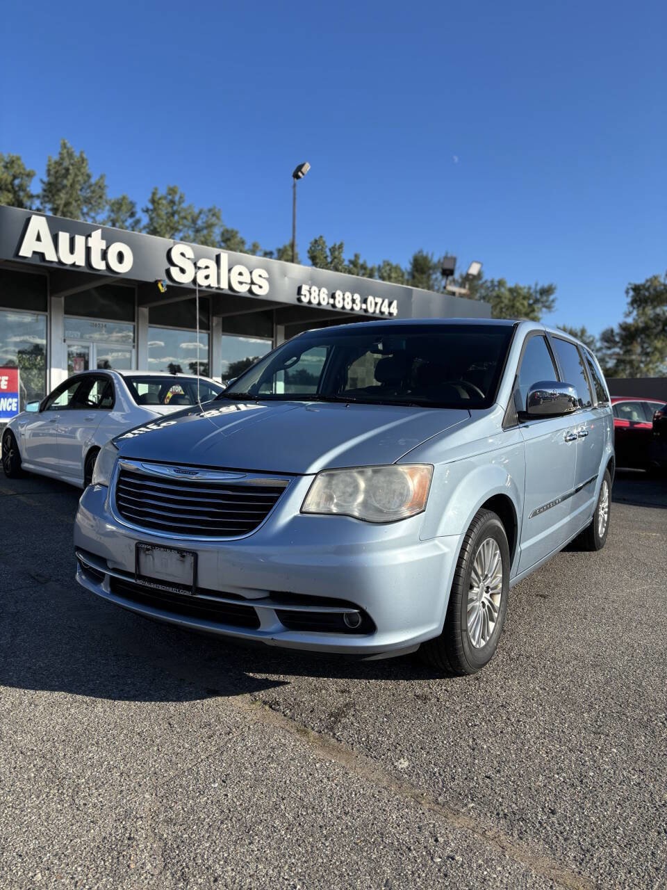 Used 2013 Chrysler Town & Country Touring-L w/ Driver Convenience Group image 2