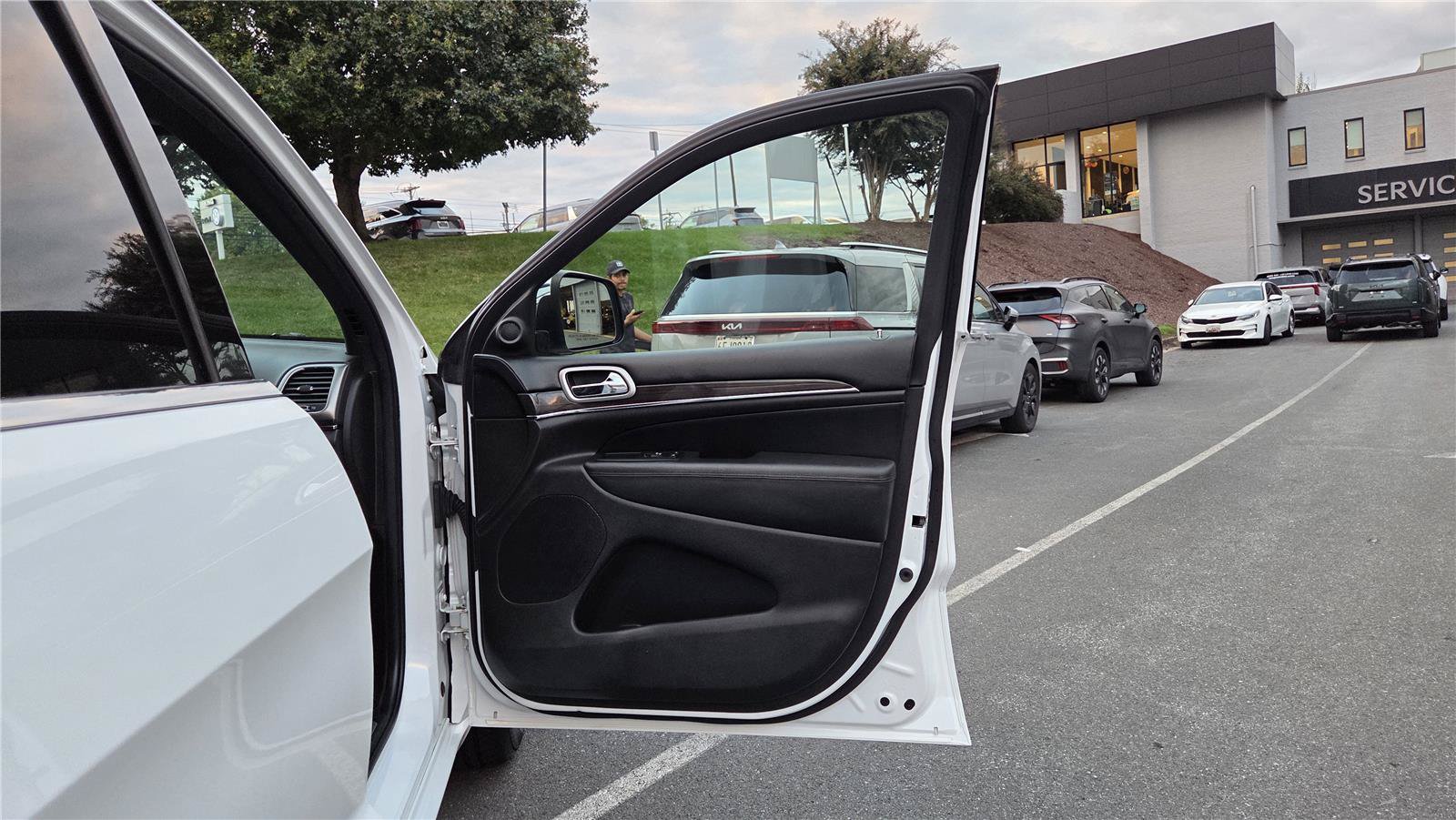 Used 2018 Jeep Grand Cherokee Overland AWD/4WD image 29