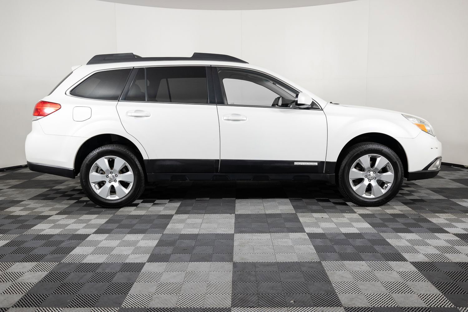 Used 2012 Subaru Outback 2.5i Premium w/ All-Weather Pkg image 9