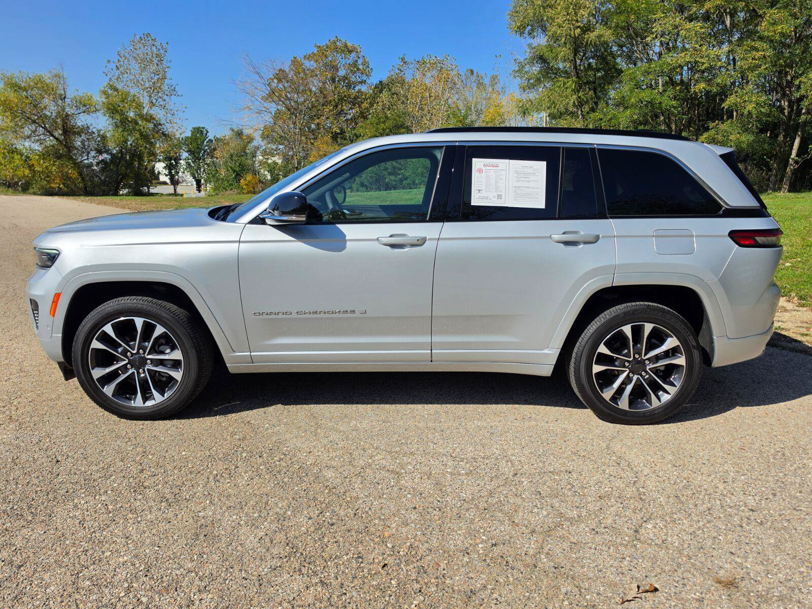 Used 2025 Jeep Grand Cherokee Overland w/ Luxury Tech Group IV AWD/4WD image 9