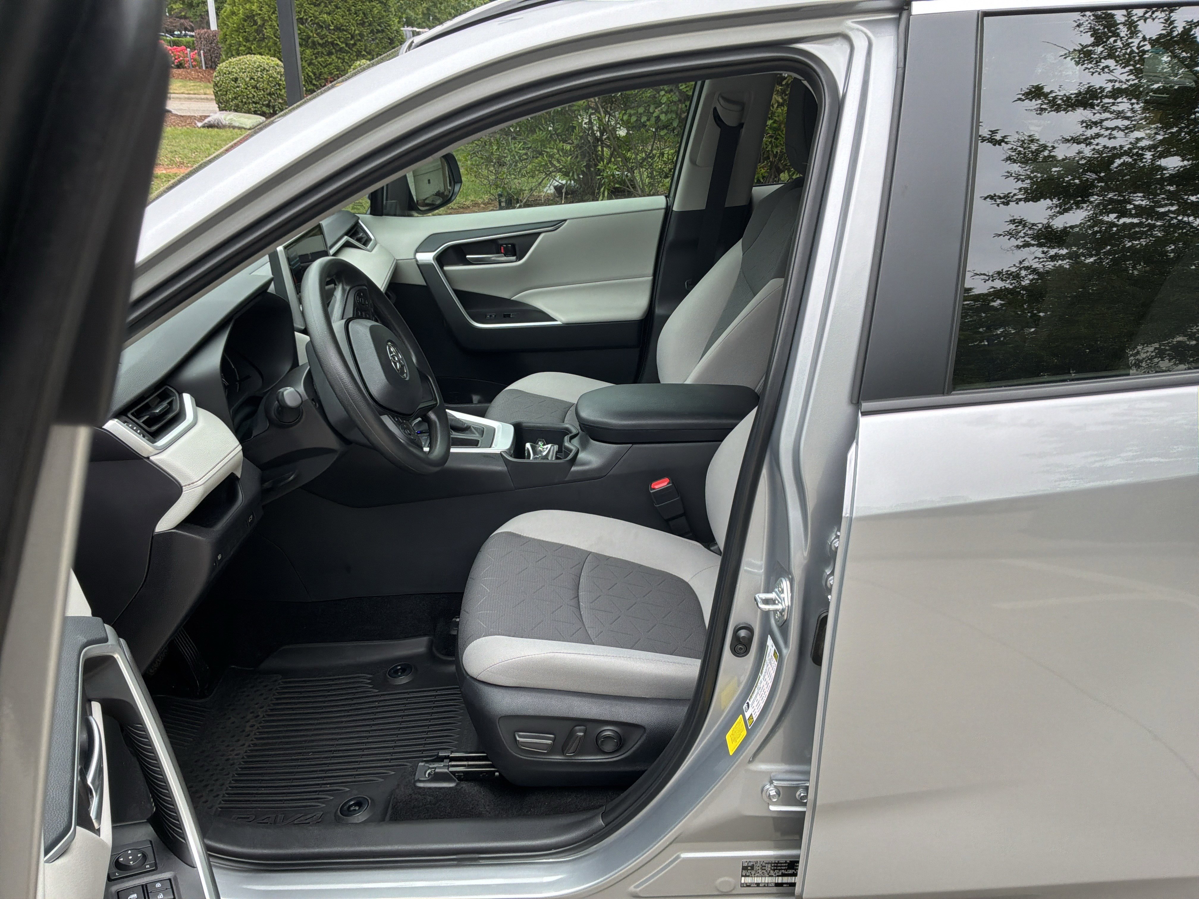 Used 2025 Toyota RAV4 XLE w/ Convenience Package FWD image 16