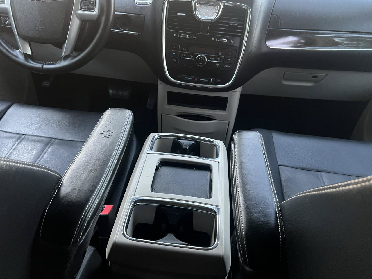 Used 2013 Chrysler Town & Country Touring FWD image 26