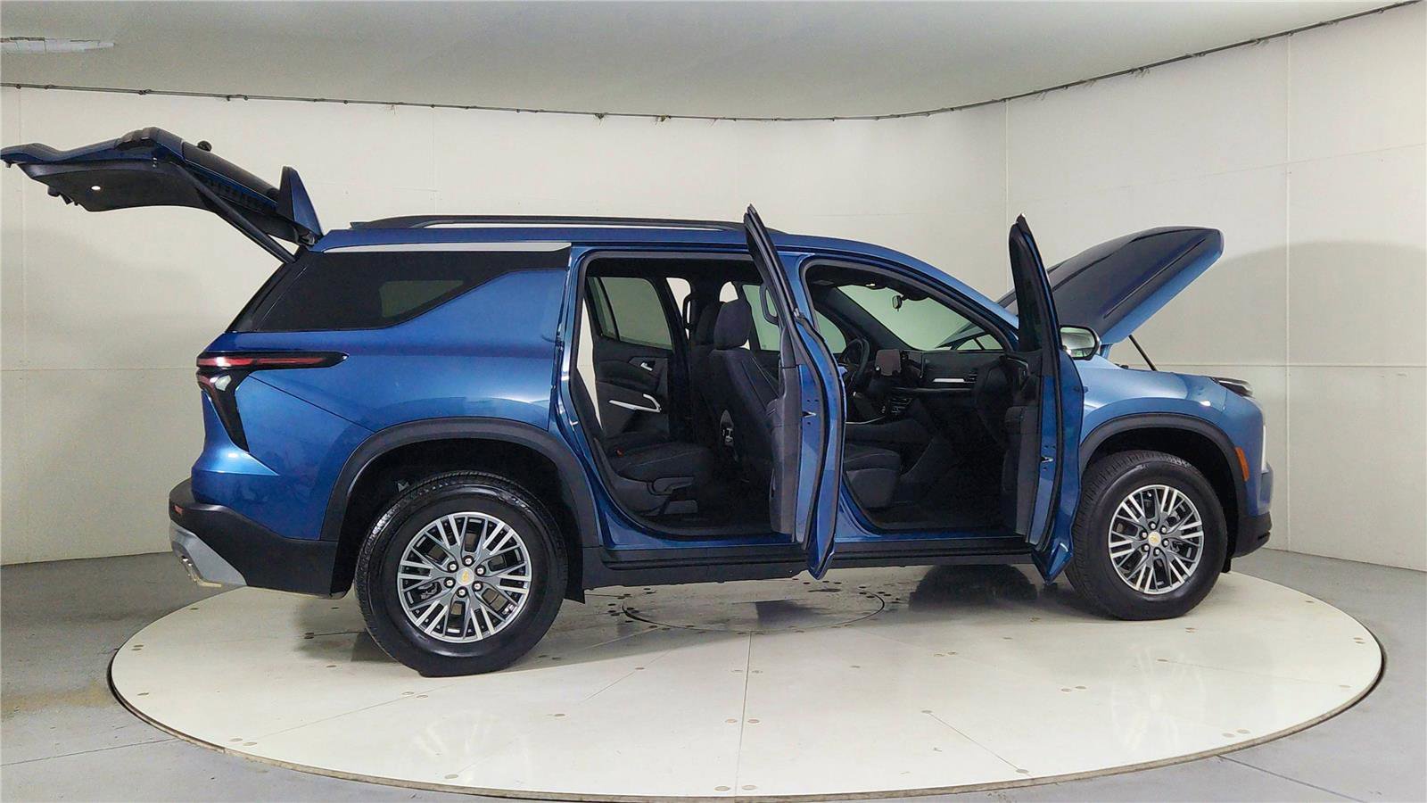 Used 2025 Chevrolet Traverse LT w/ Driver Confidence Package image 12