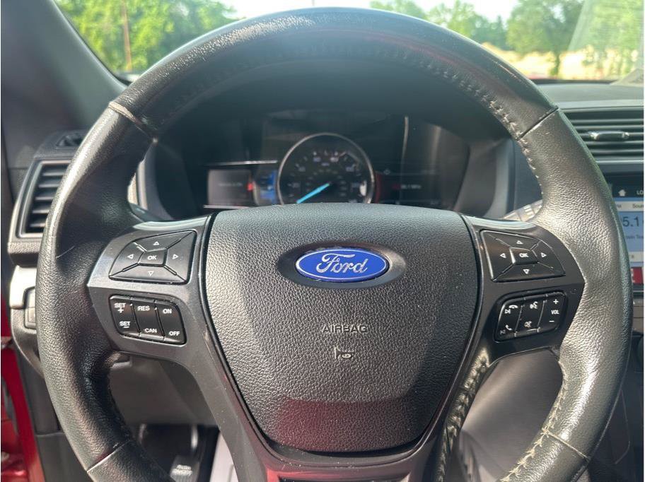 Used 2019 Ford Explorer XLT w/ Equipment Group 202A AWD/4WD image 17