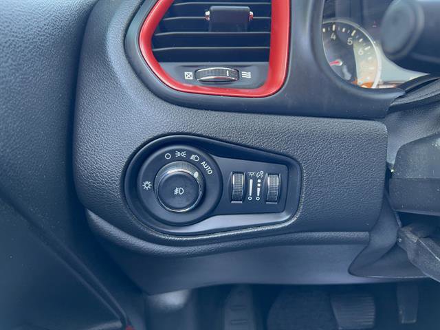 Used 2017 Jeep Renegade Trailhawk w/ Safety & Security Group image 19