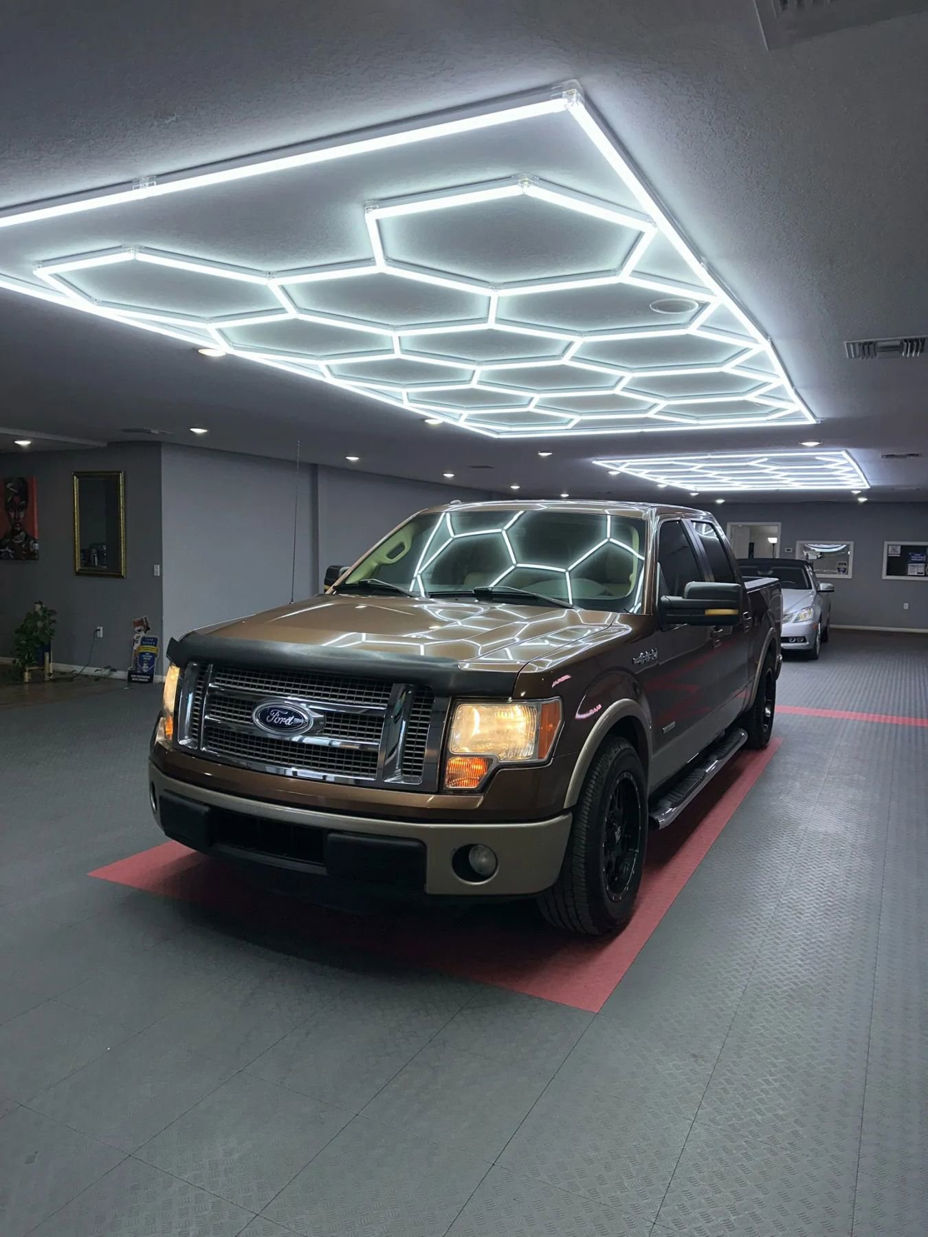 Used 2011 Ford F150 Lariat RWD image 2