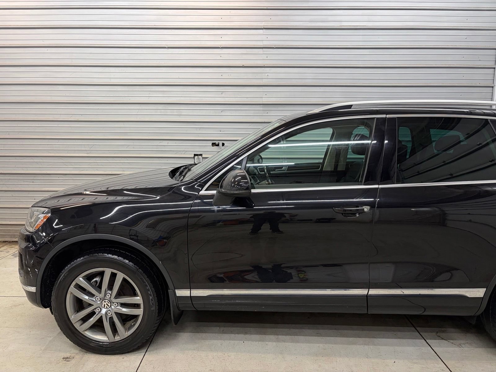 Used 2015 Volkswagen Touareg TDI AWD/4WD image 3