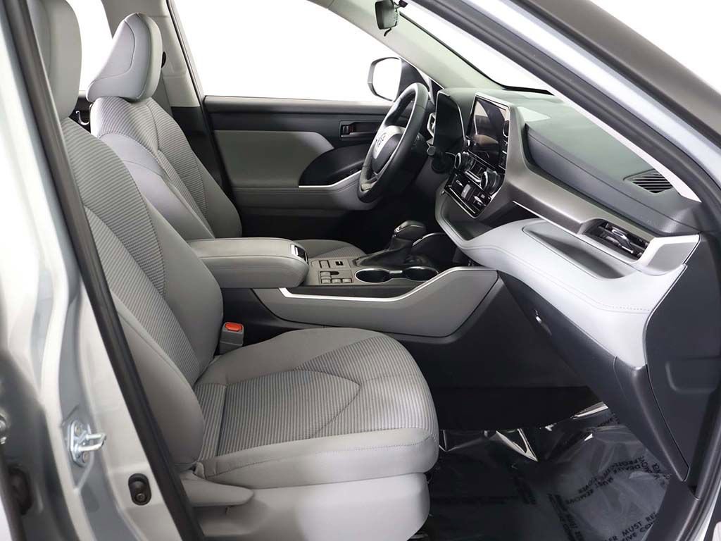 Used 2024 Toyota Highlander LE AWD/4WD image 31