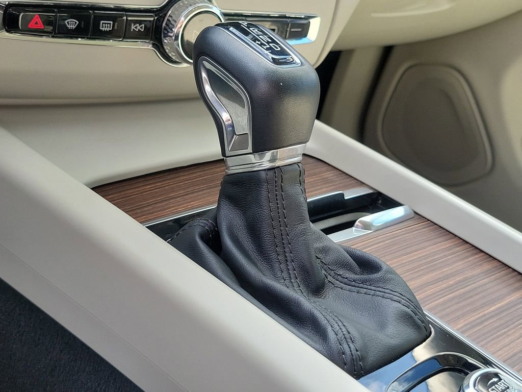 Used 2021 Volvo XC60 T5 Momentum w/ Protection Package Premier image 29