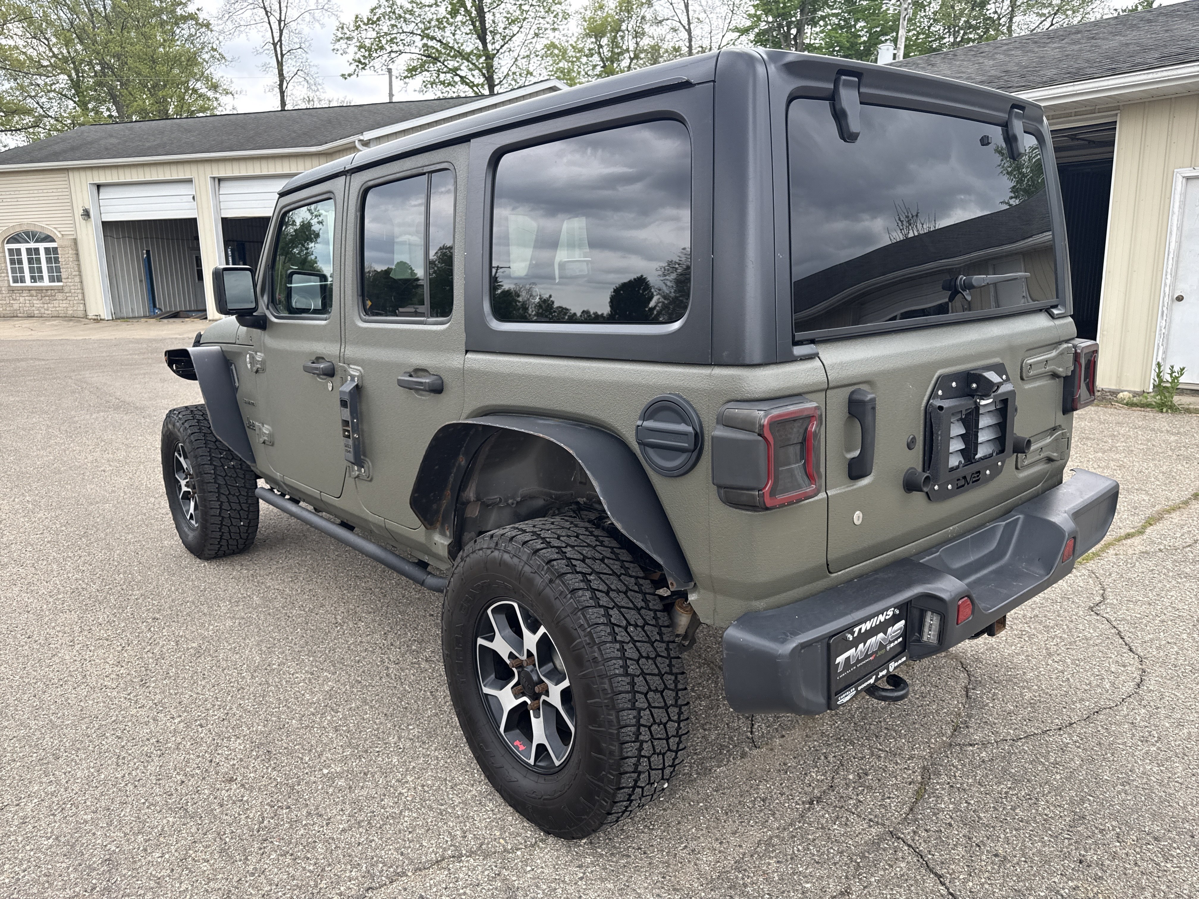 Used 2018 Jeep Wrangler Unlimited Sahara AWD/4WD image 7