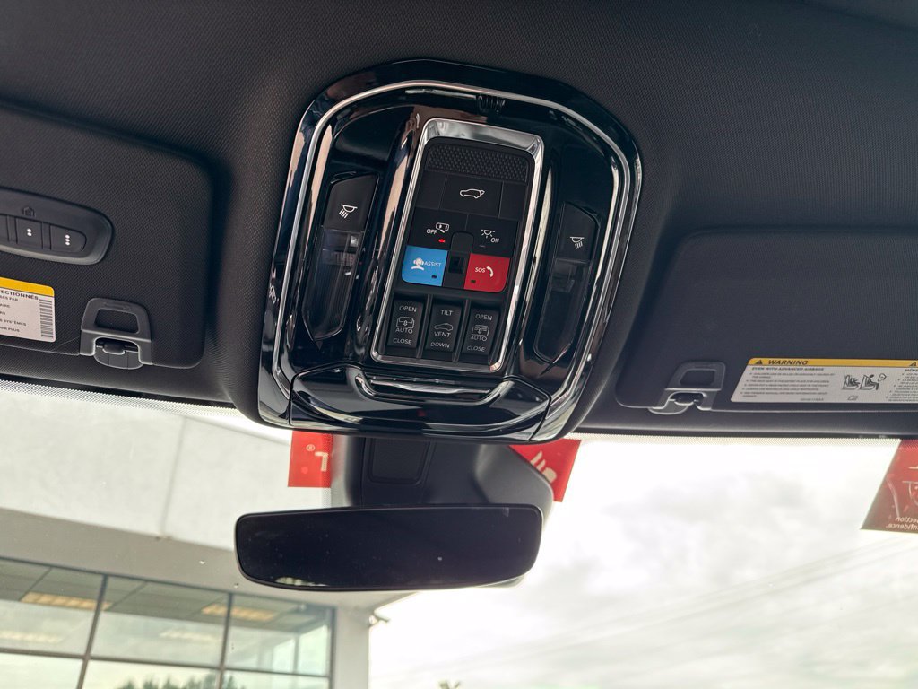 Used 2023 Jeep Grand Cherokee Summit AWD/4WD image 23
