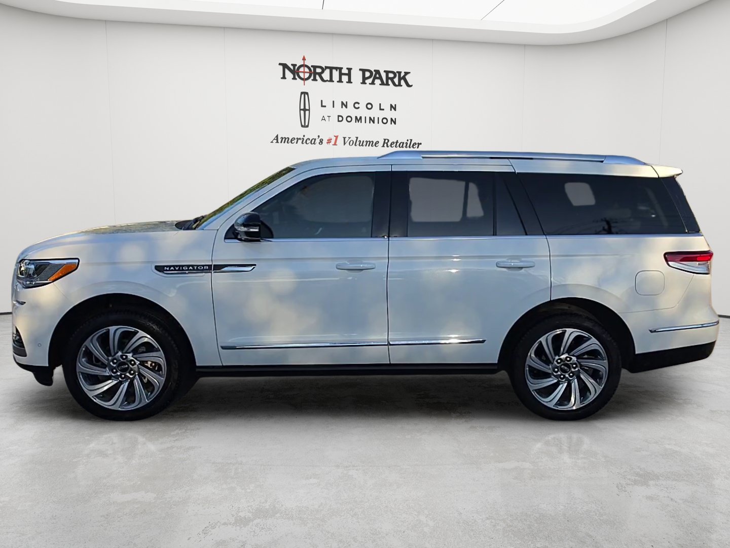 Used 2024 Lincoln Navigator Premiere AWD/4WD image 2