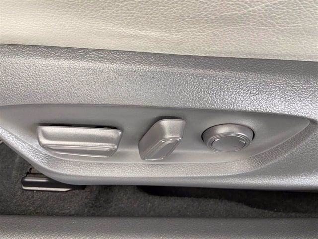 Certified 2018 Toyota Camry SE FWD image 14