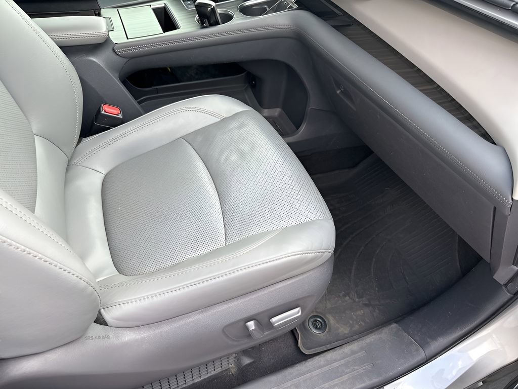 Used 2021 Toyota Sienna Limited image 16