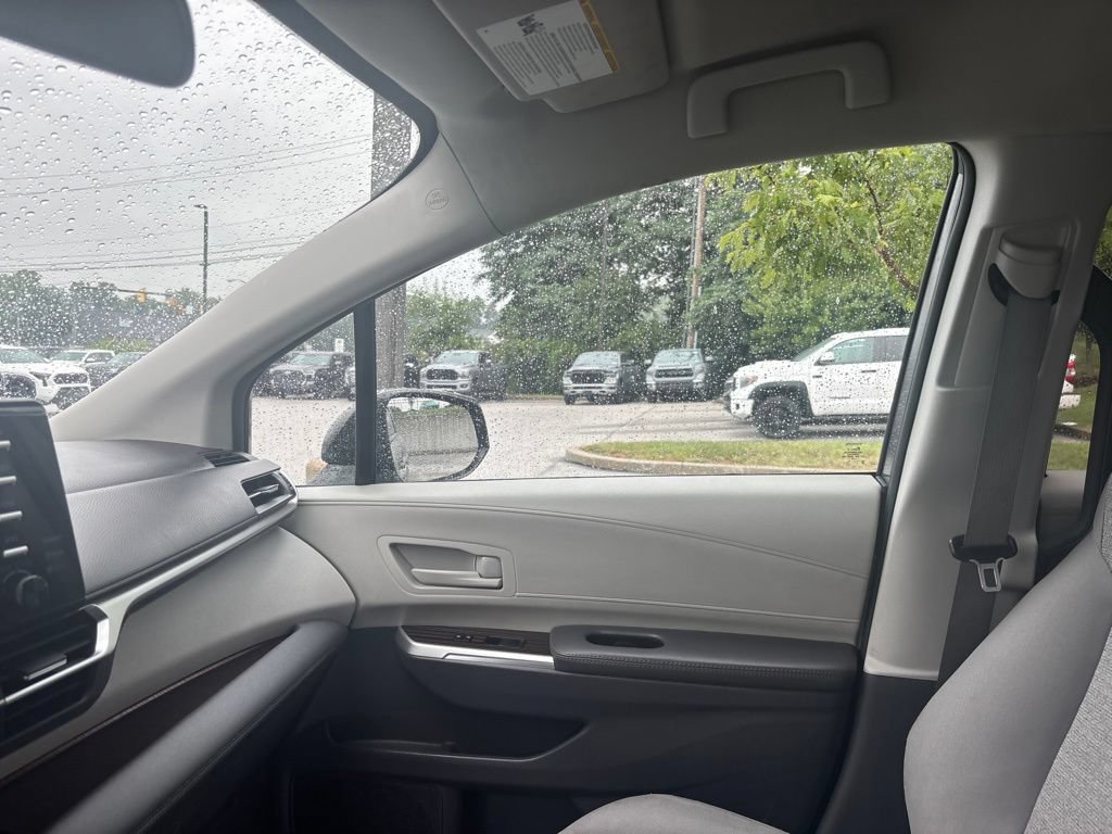 Used 2024 Toyota Sienna LE AWD/4WD image 18