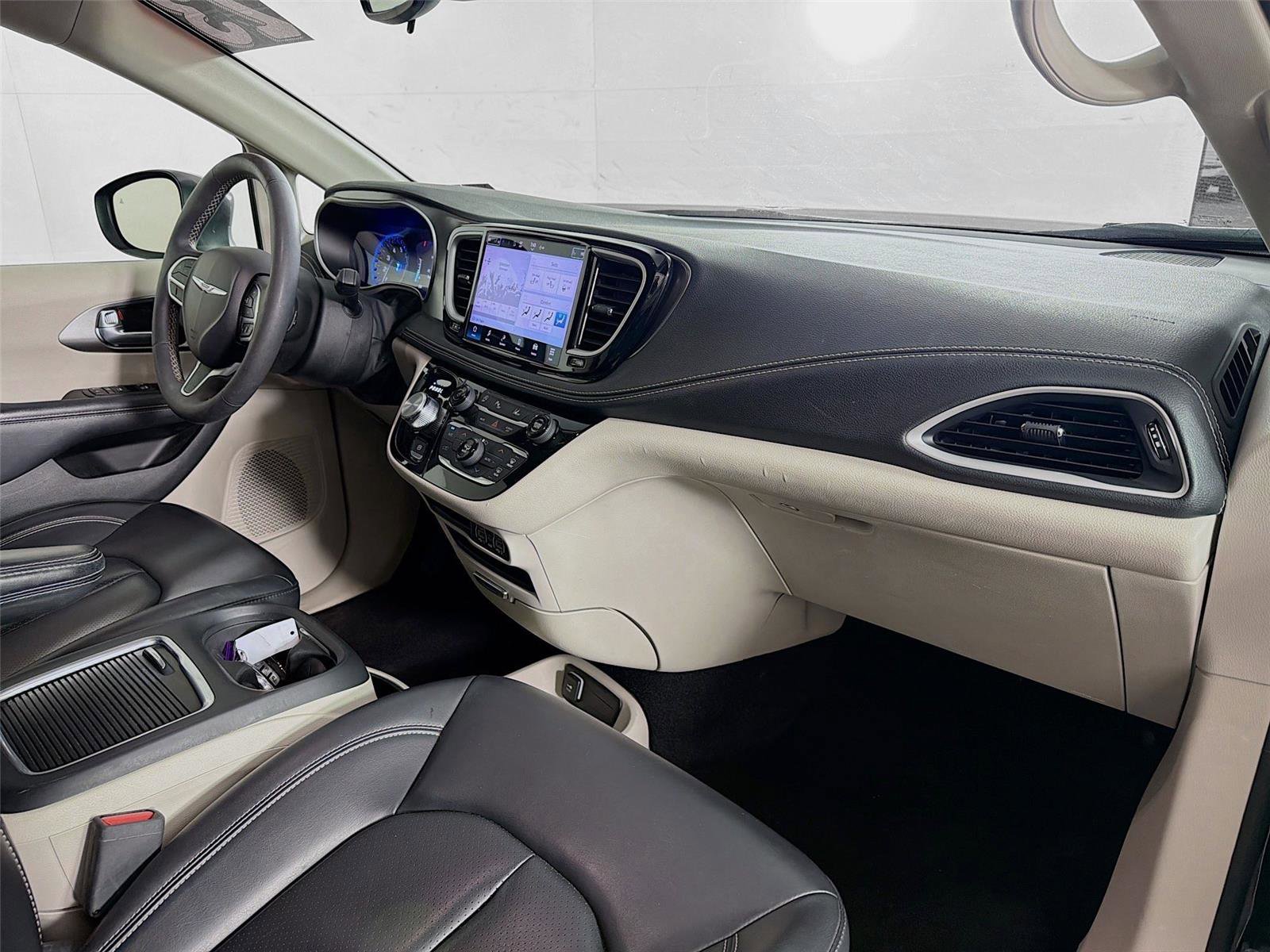 Used 2023 Chrysler Pacifica Touring-L FWD image 28