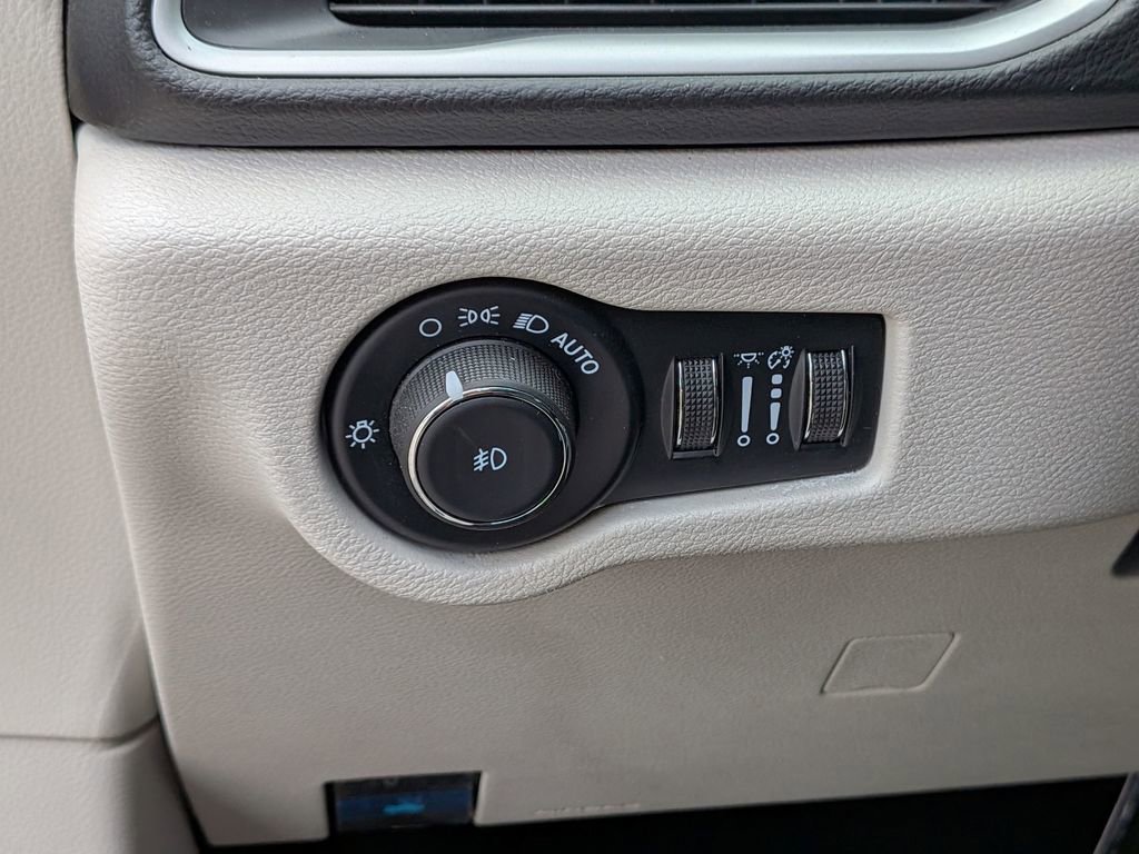 Used 2024 Chrysler Pacifica Touring-L FWD image 17