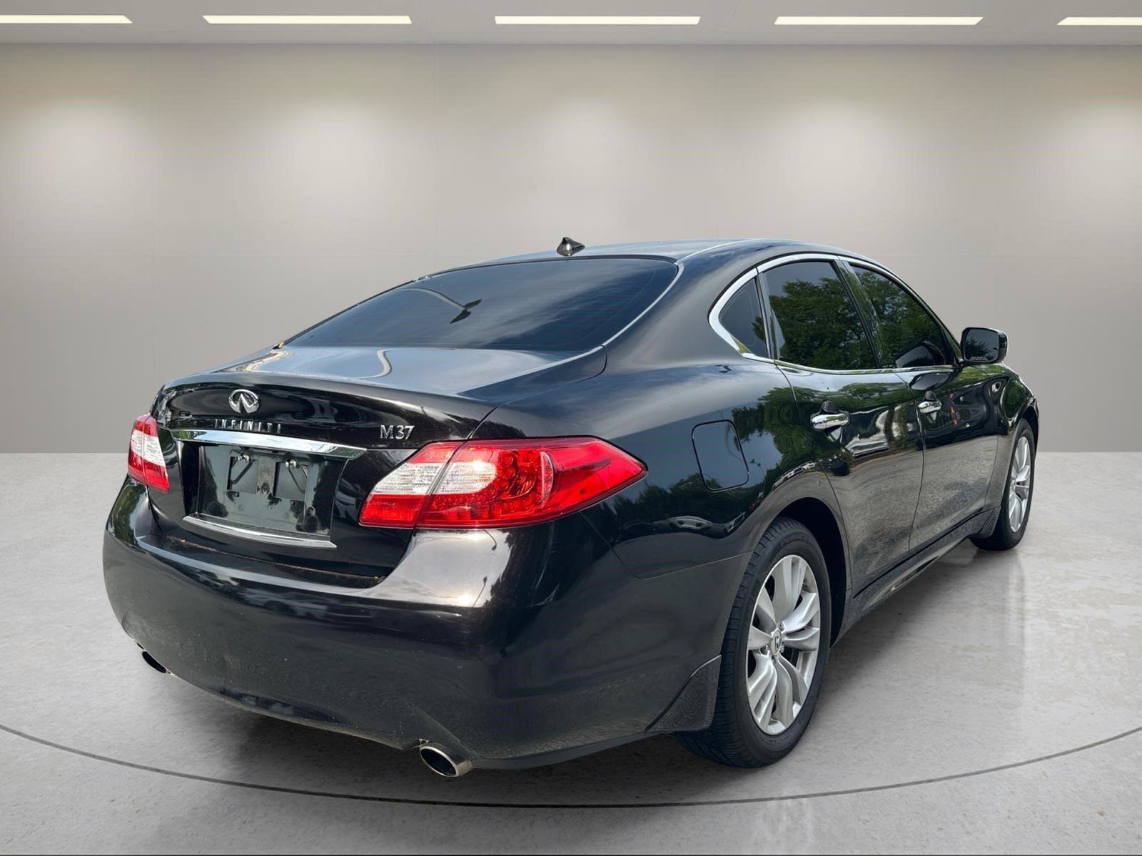 Used 2011 INFINITI M37 w/ Premium Pkg RWD image 5