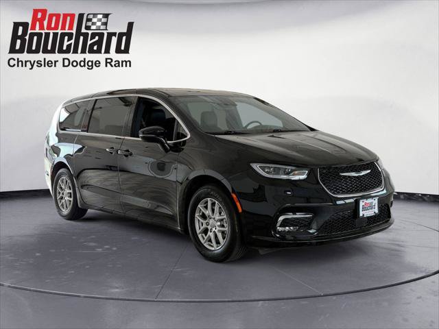 Certified 2025 Chrysler Pacifica Select FWD image 1