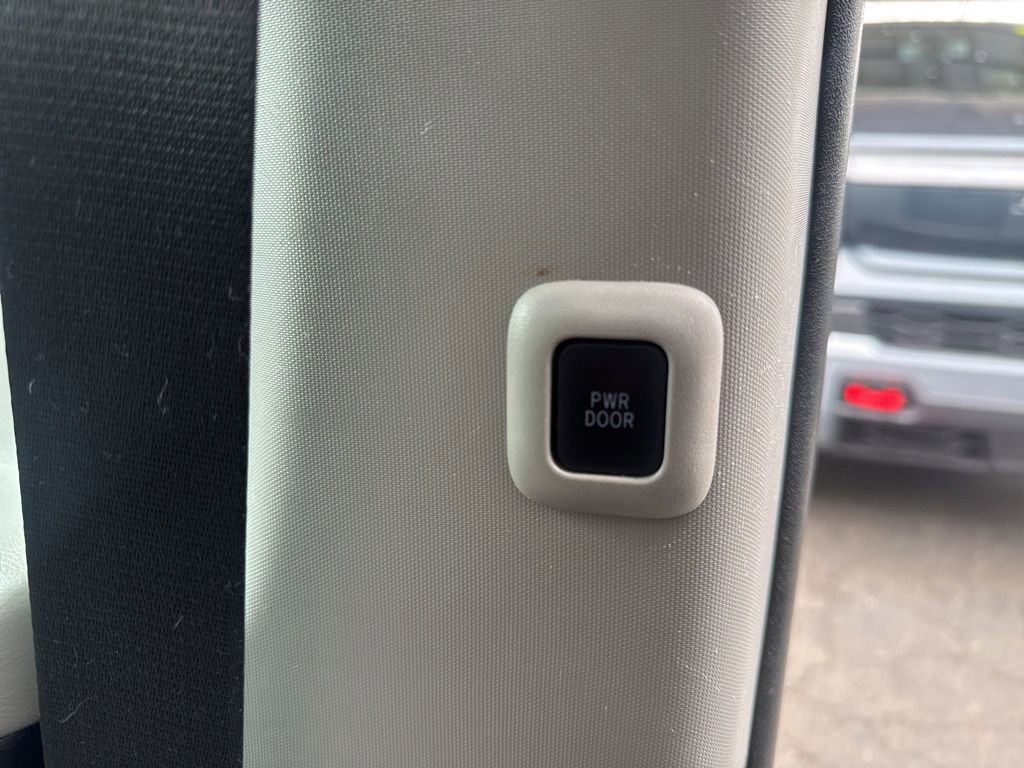 Used 2017 Toyota Sienna Limited Premium image 32