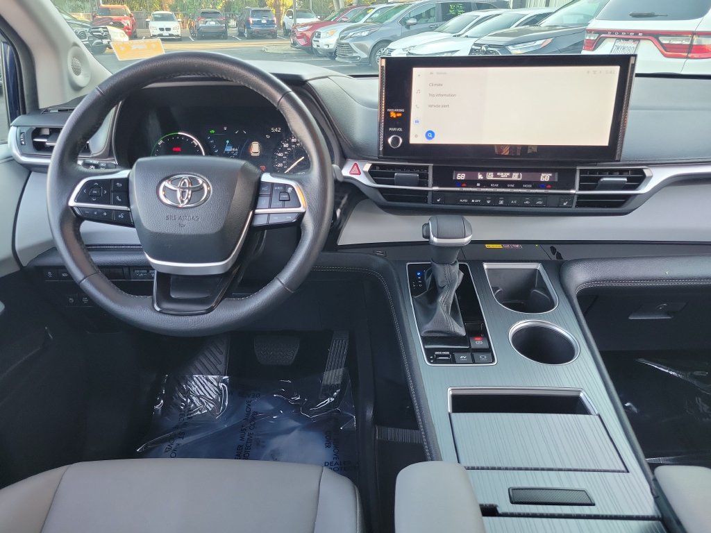 Used 2025 Toyota Sienna XLE w/ XLE Plus Package FWD image 13