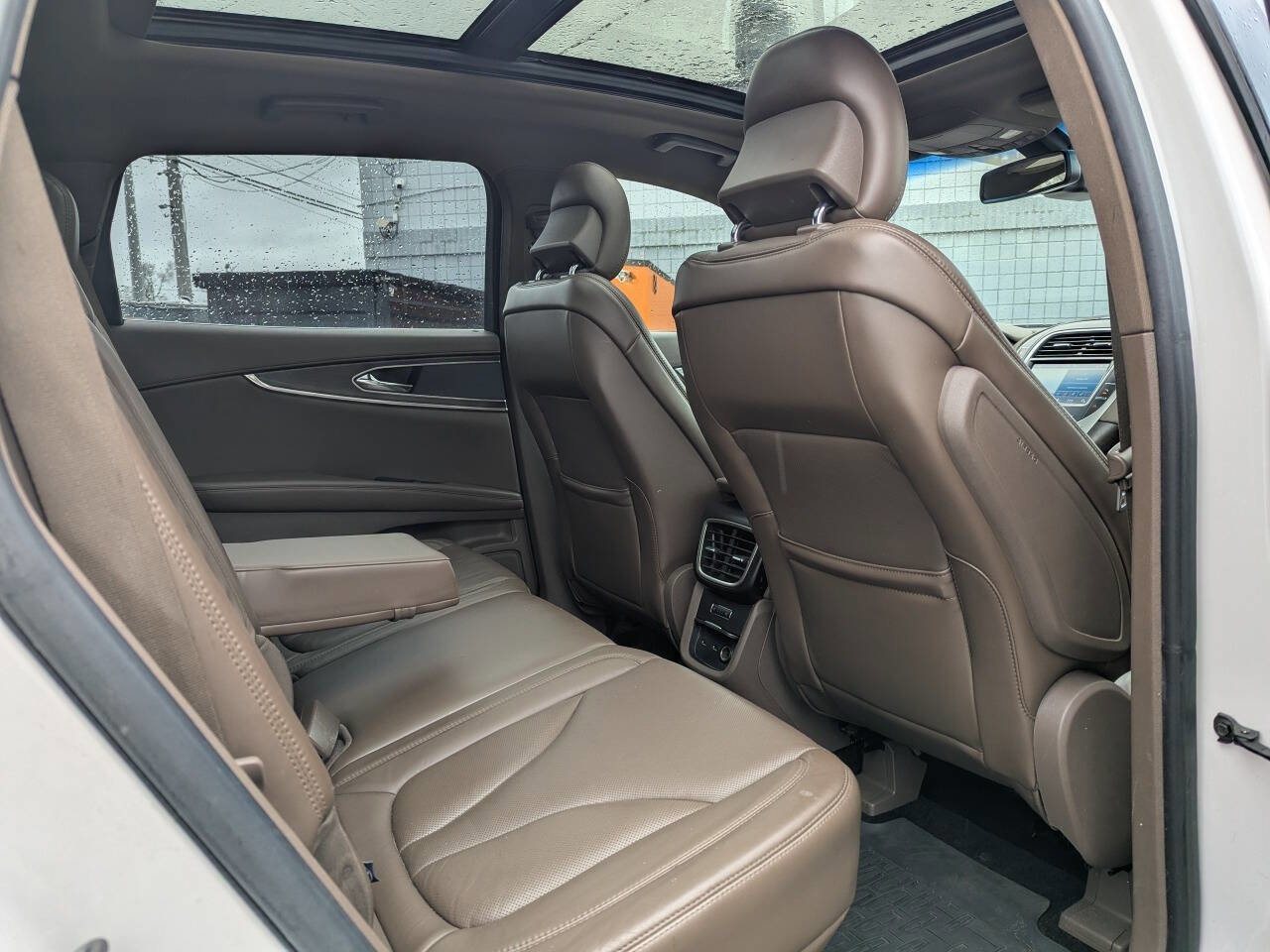 Used 2017 Lincoln MKX Reserve w/ Driver Assistance Package image 18