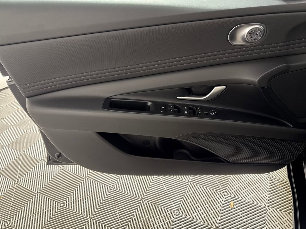 Used 2025 Hyundai Elantra SEL image 13