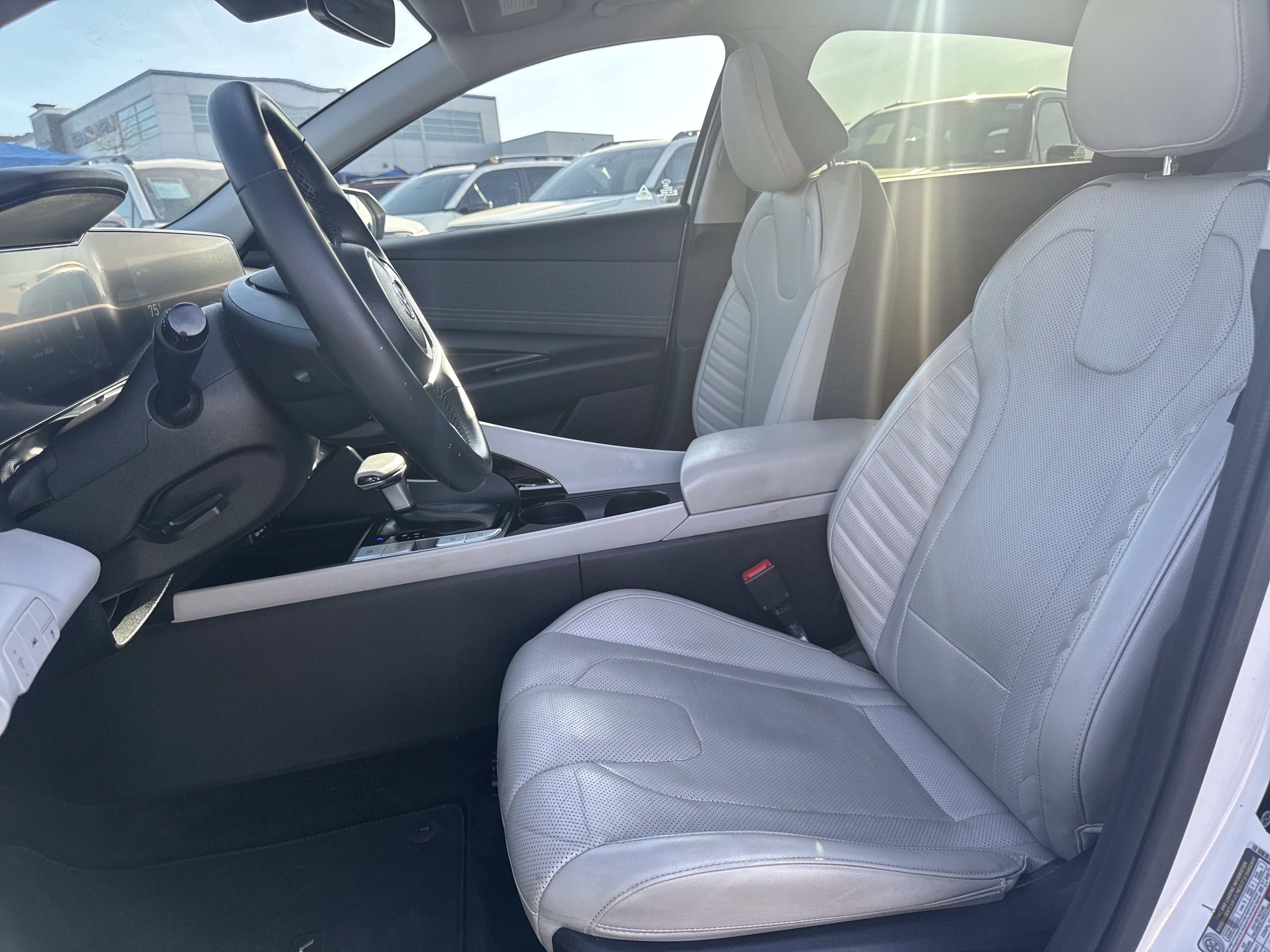 Used 2021 Hyundai Elantra Limited image 25