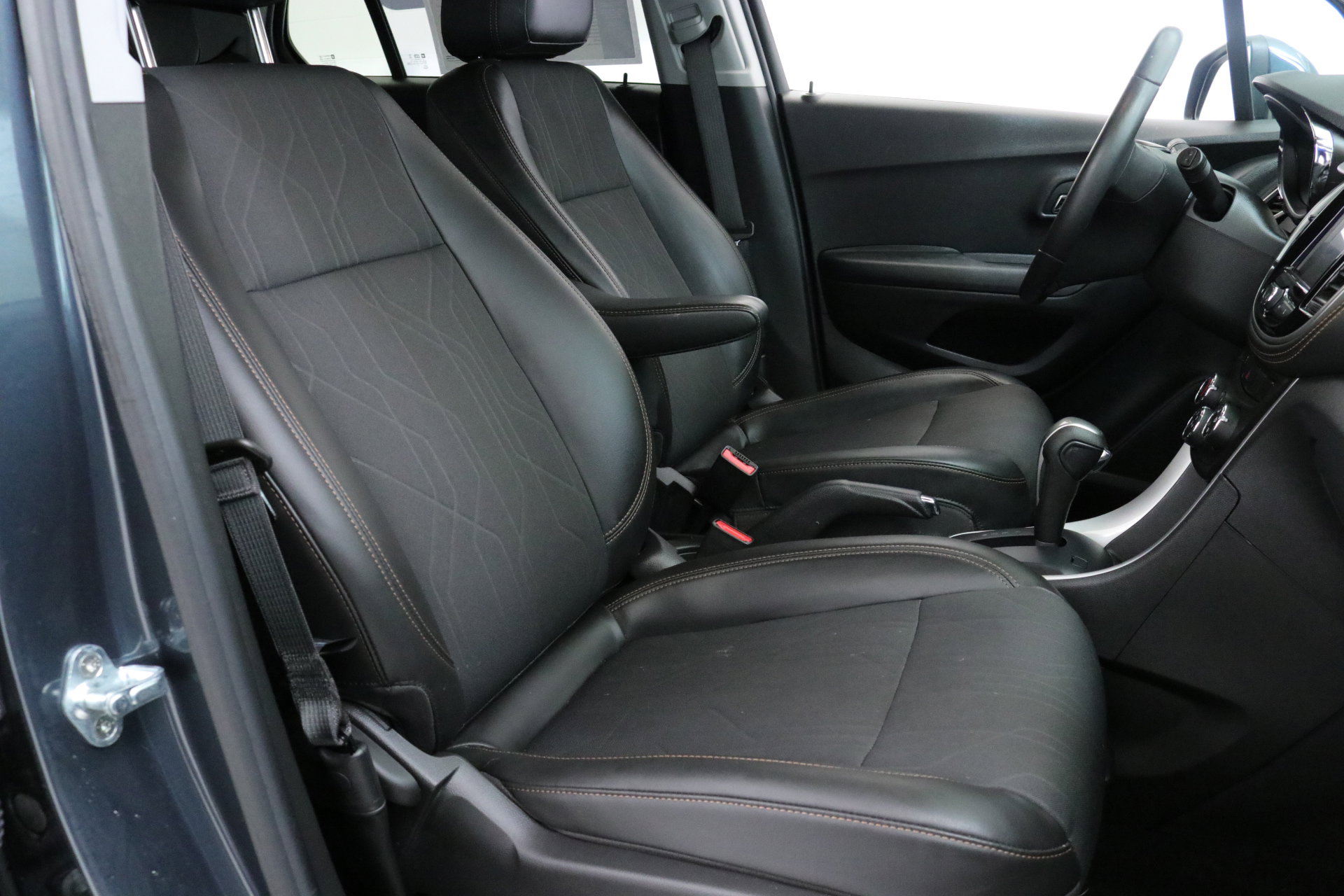 Certified 2022 Chevrolet Trax LT w/ LT Convenience Package image 32