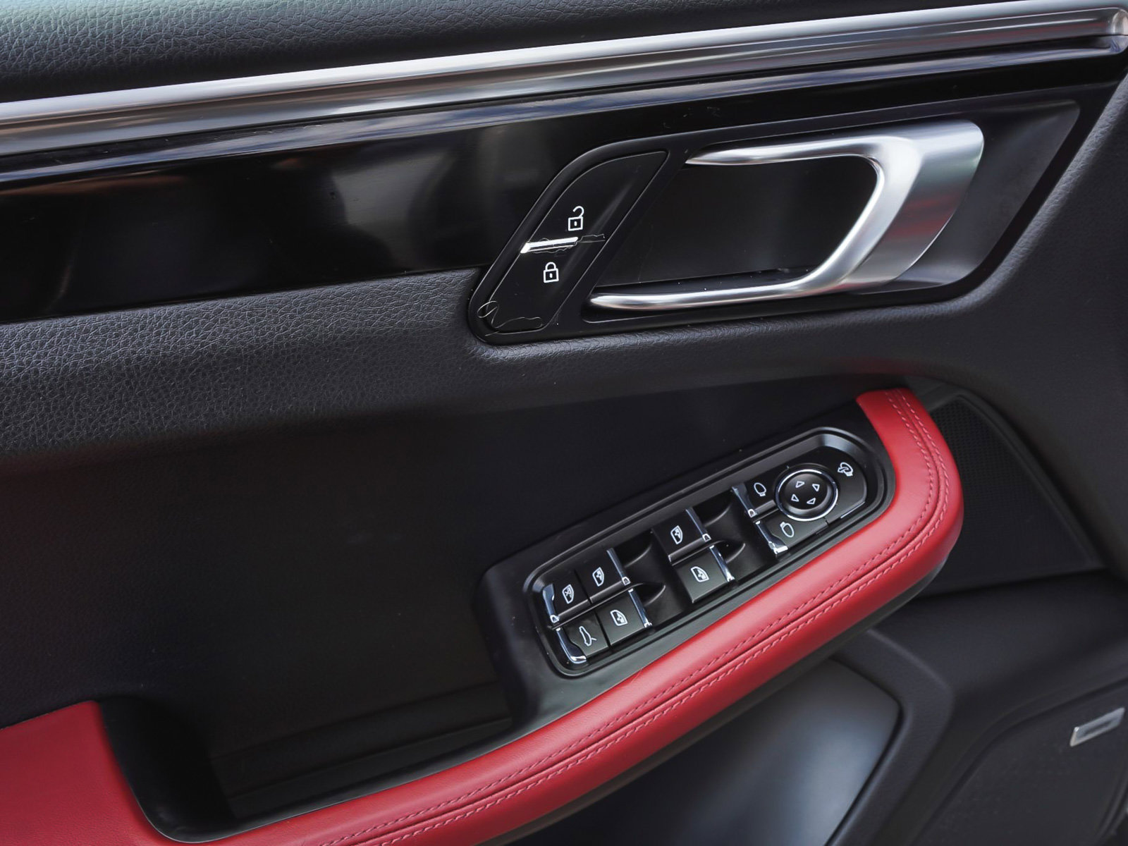 Used 2022 Porsche Macan AWD/4WD image 10