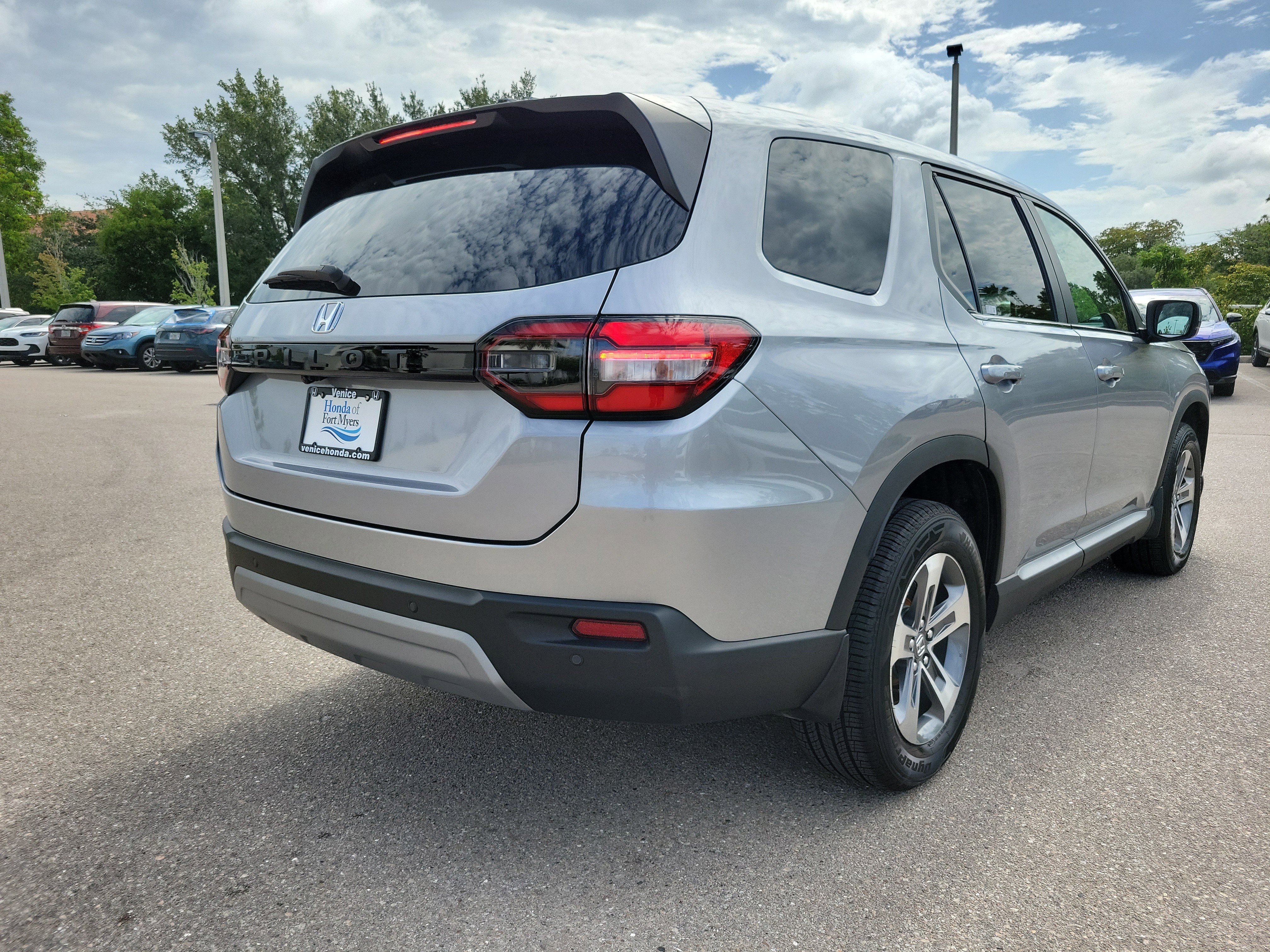 Used 2025 Honda Pilot EX-L image 6