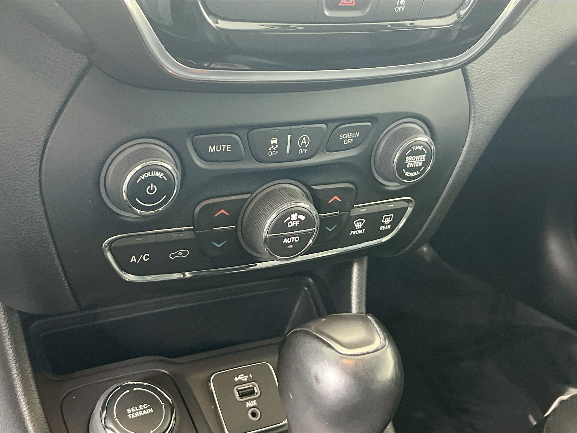Used 2022 Jeep Cherokee Limited AWD/4WD image 15