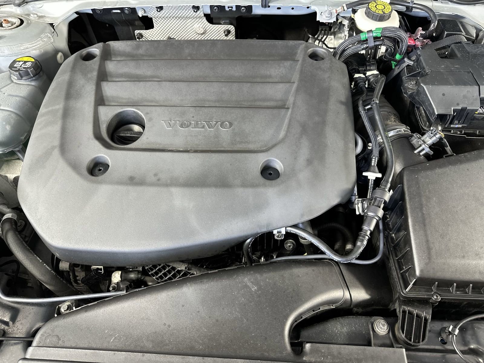 Used 2024 Volvo XC40 B5 Plus image 28