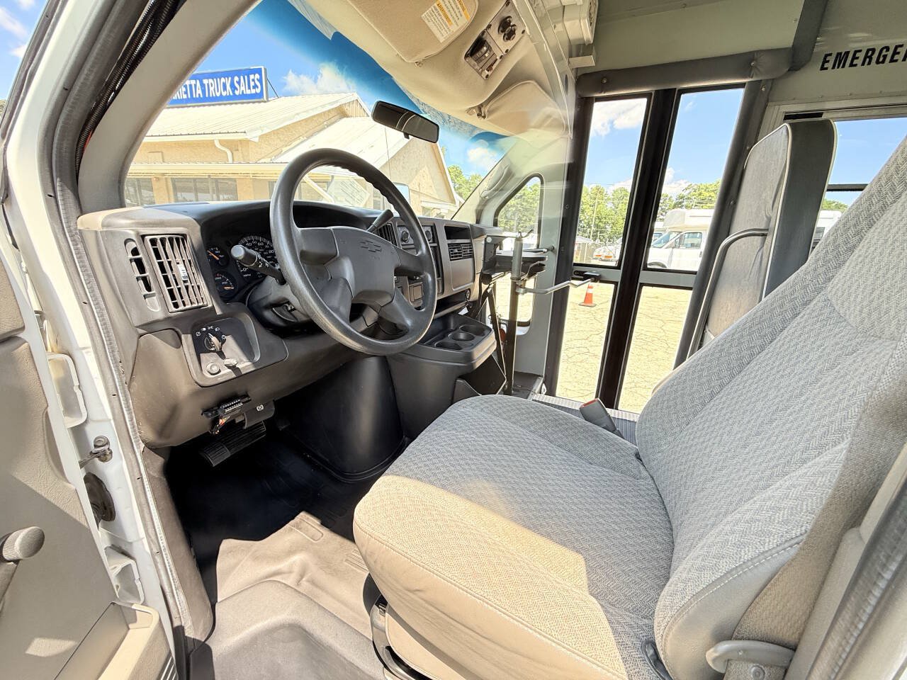 Used 2000 Chevrolet Express 3500 RWD image 6