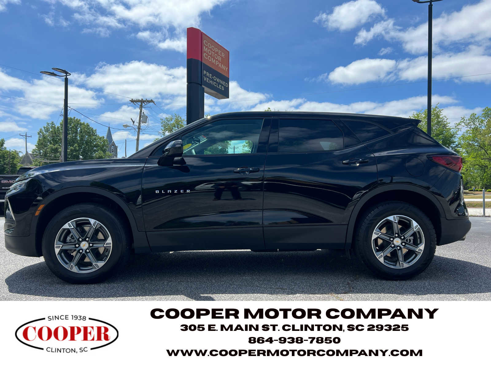 Used 2025 Chevrolet Blazer LT FWD image 2