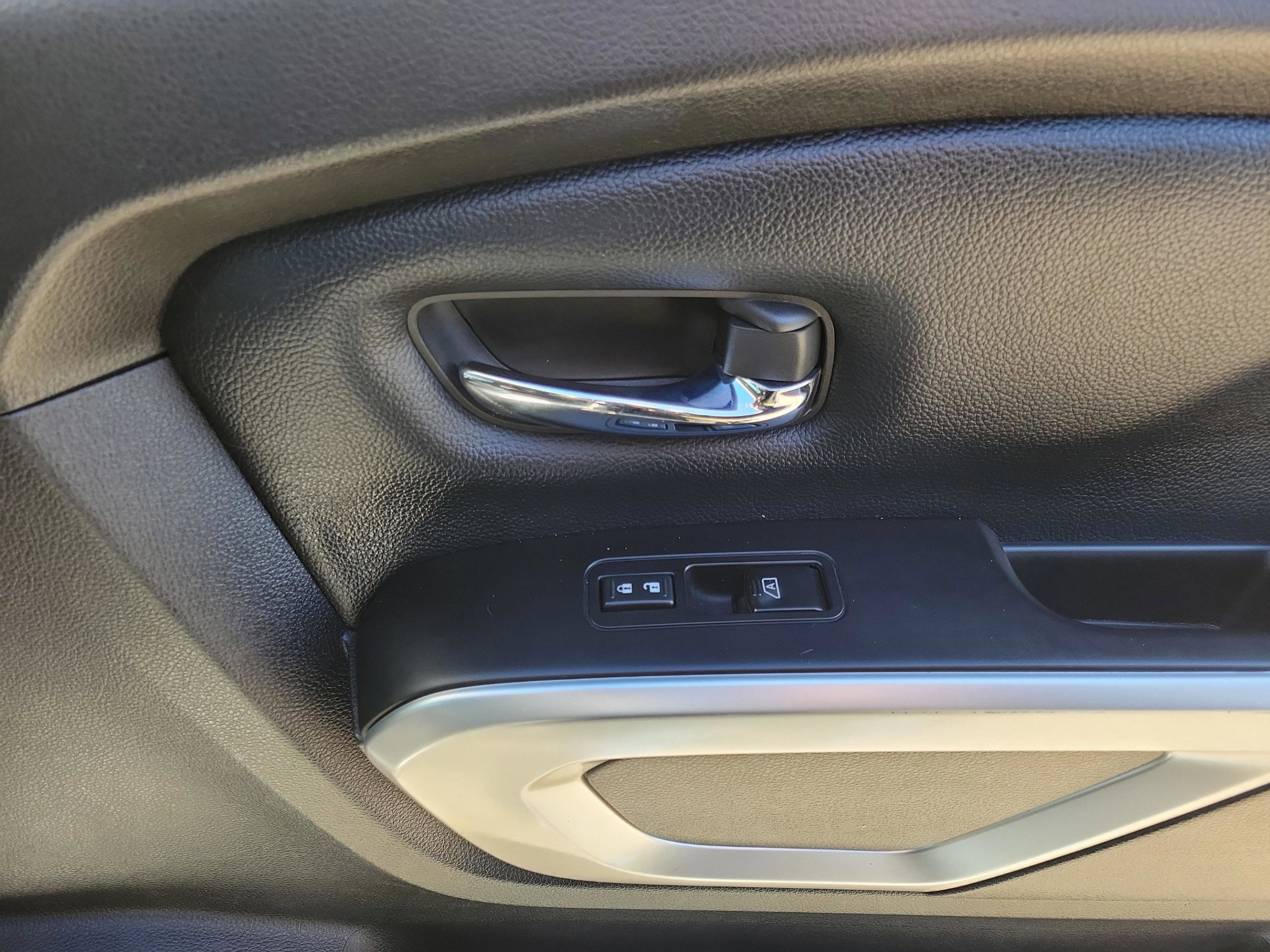 Used 2017 Nissan Titan SV image 11