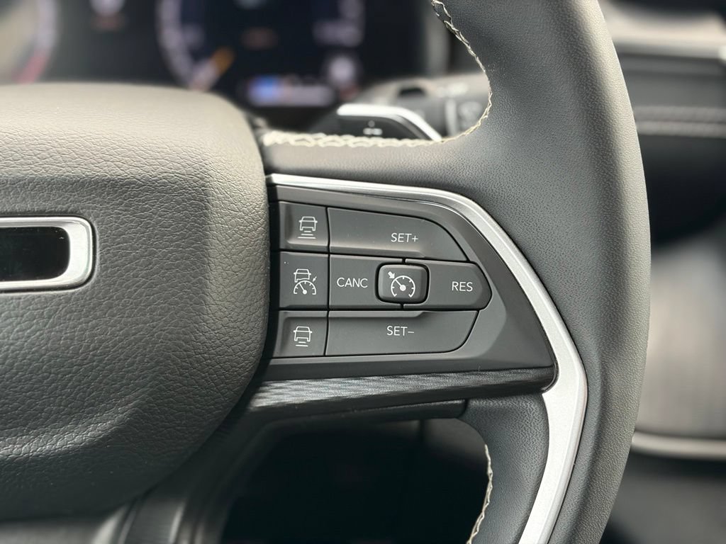 Used 2023 Jeep Grand Cherokee Altitude AWD/4WD image 26