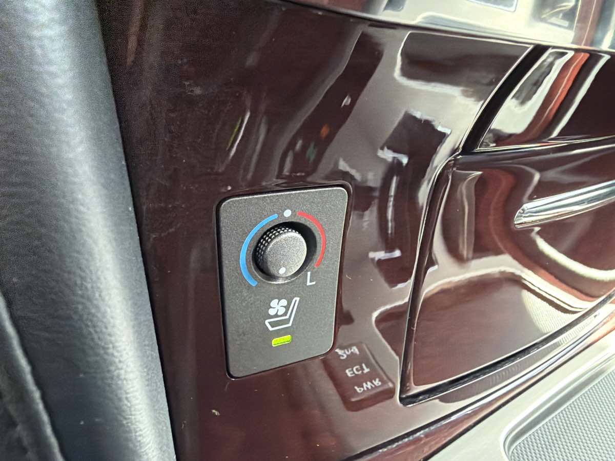 Used 2013 Lexus LX 570 4WD w/ Luxury Pkg image 28