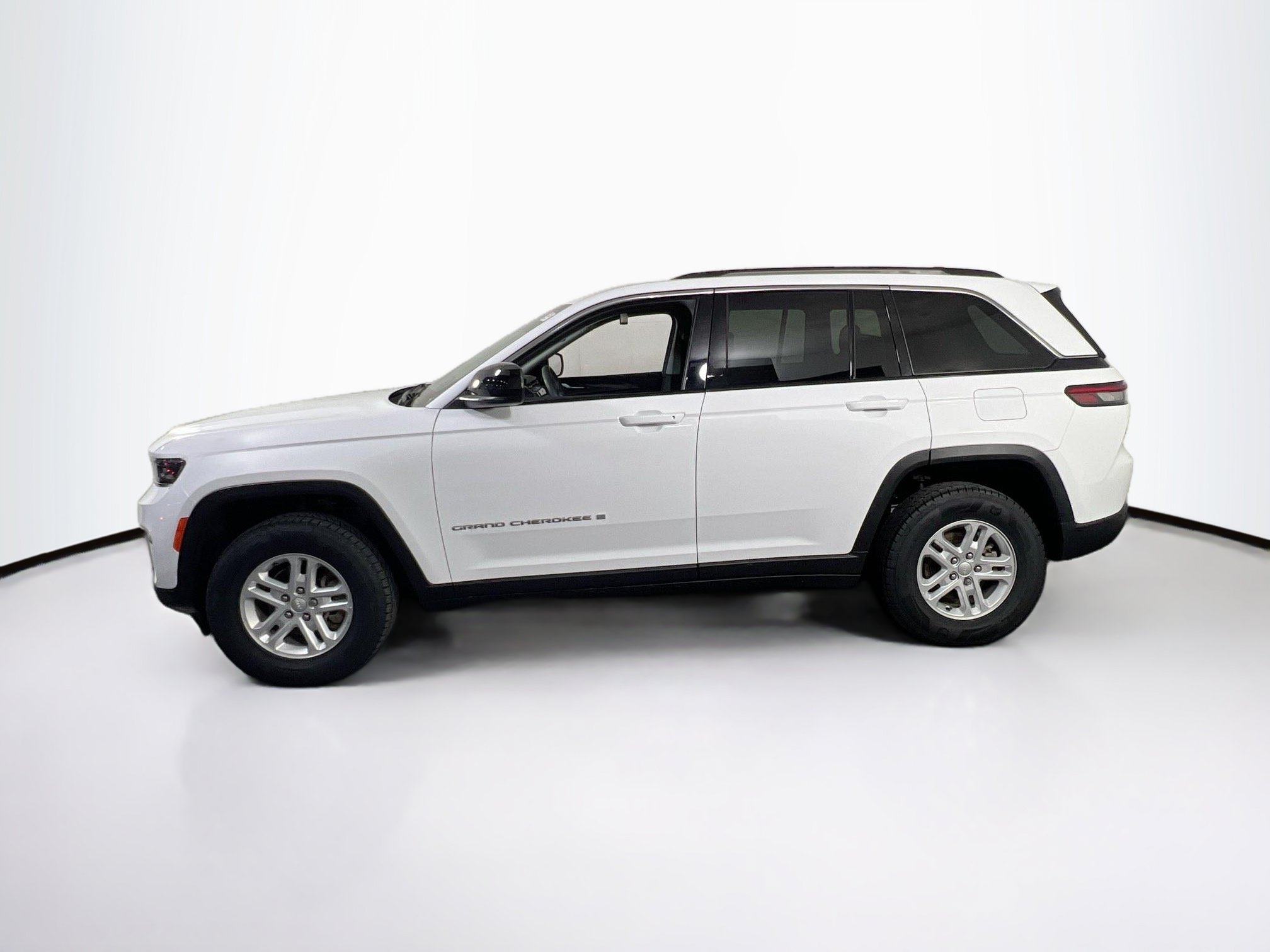 Used 2023 Jeep Grand Cherokee Laredo AWD/4WD image 8