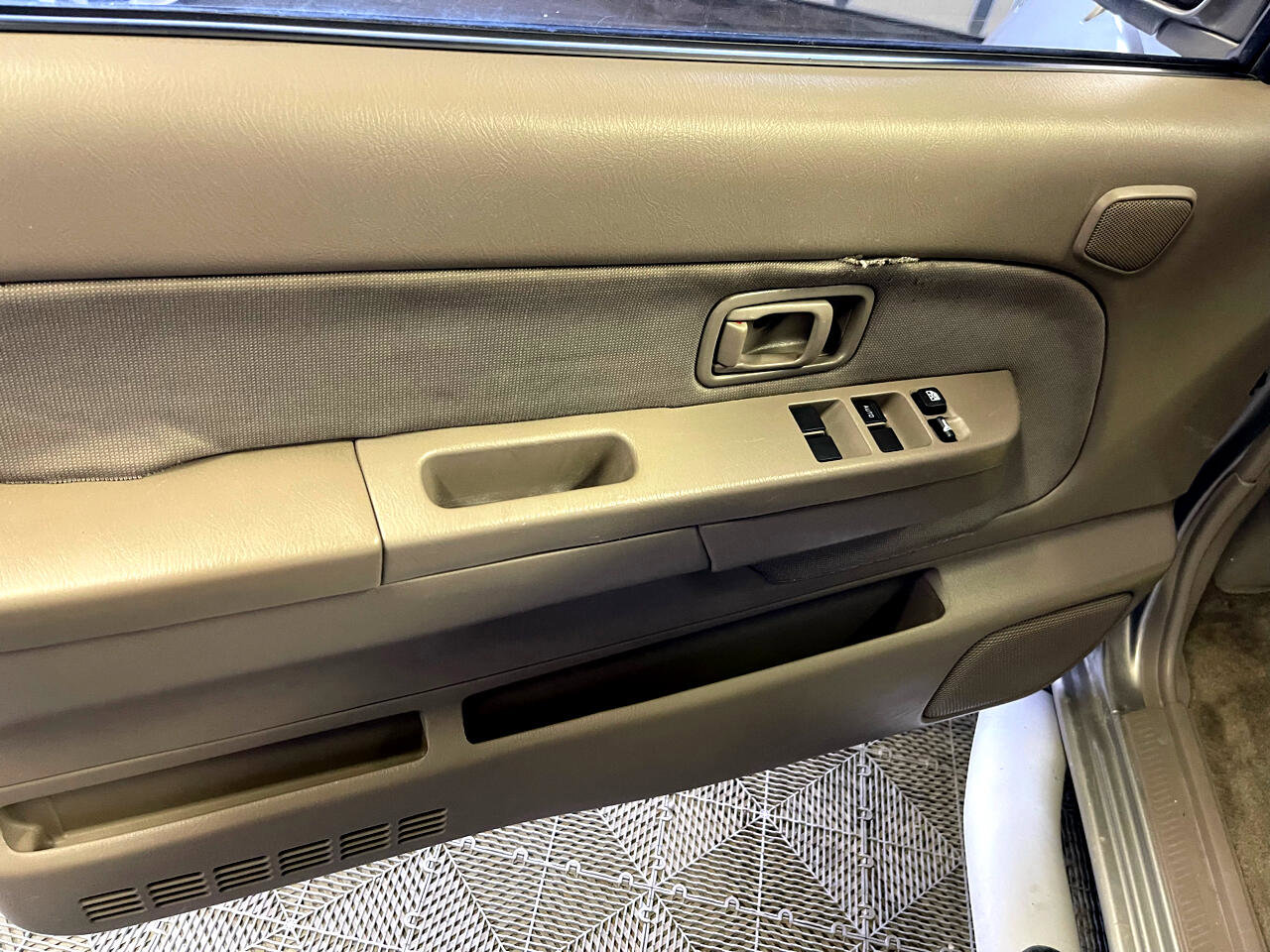 Used 2001 Nissan Frontier SE image 25